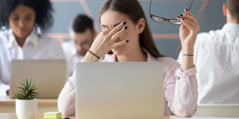 How to Prevent Eye Strain While Using Smartphones: Expert Tips and Daily Habits
