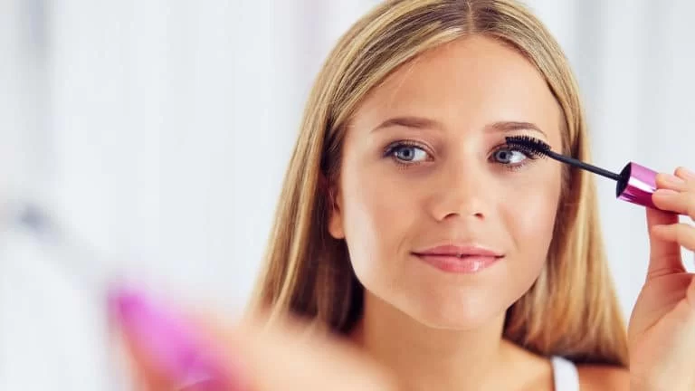 How to Safely Remove Makeup Near the Eyes Without Irritation