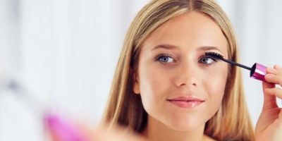 How to Safely Remove Makeup Near the Eyes Without Irritation